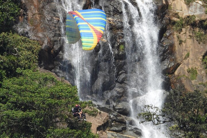 PARAPENTE sobre cascadas gigantes