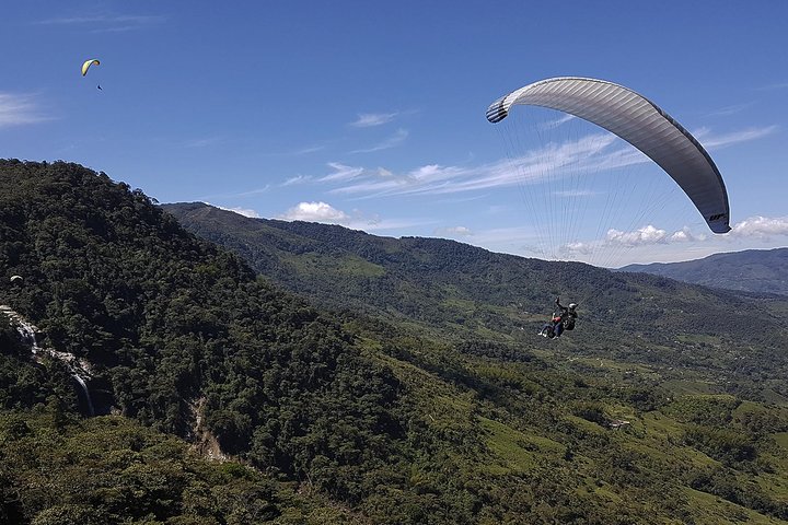 PARAPENTE sobre cascadas gigantes