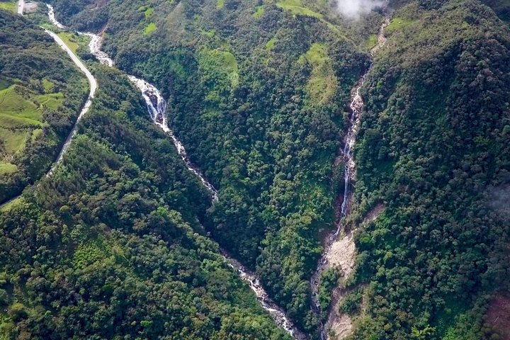 PARAPENTE sobre cascadas gigantes