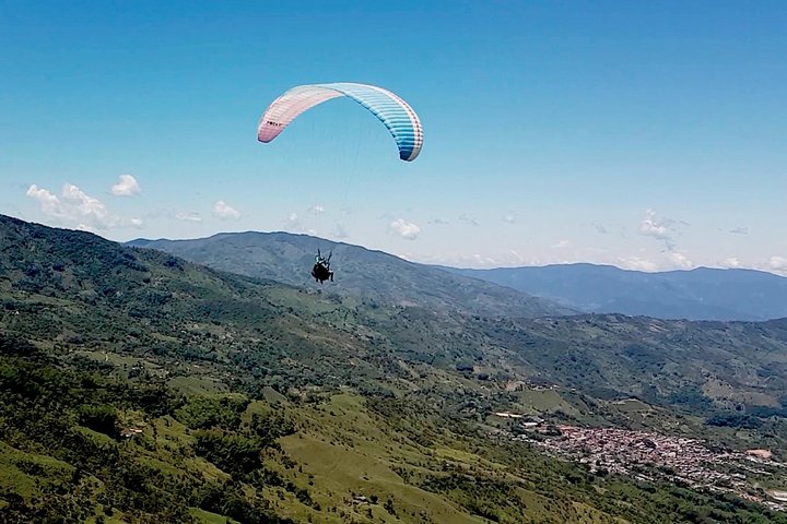 PARAPENTE sobre cascadas gigantes