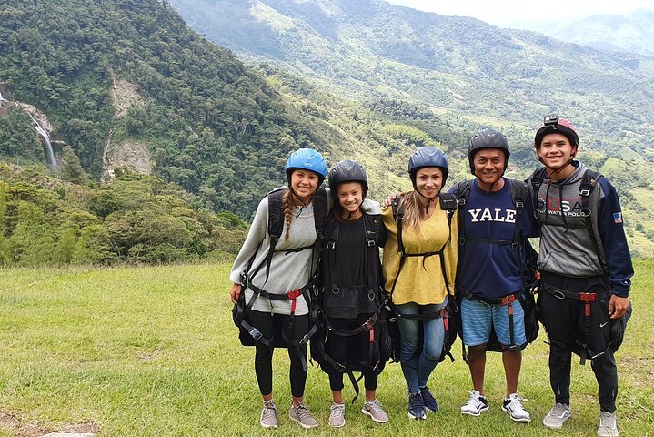 PARAPENTE sobre cascadas gigantes