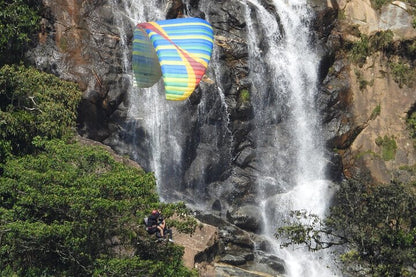 PARAPENTE sobre cascadas gigantes