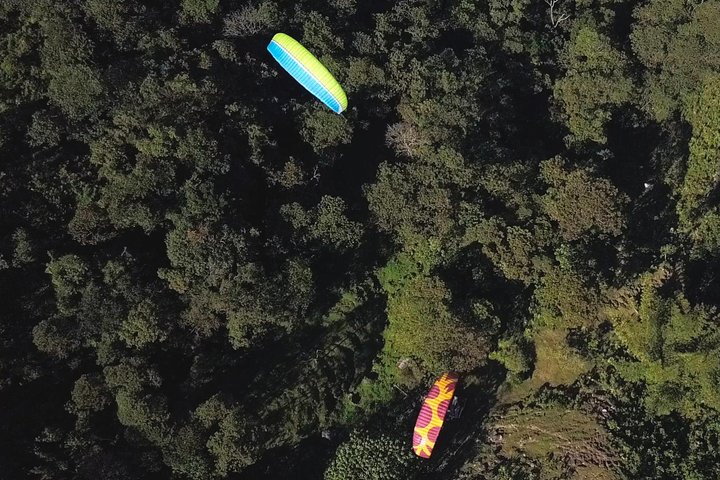 PARAPENTE sobre cascadas gigantes